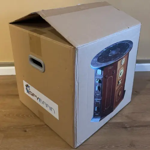 Der Rätseltisch in seiner Transportverpackung